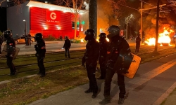 Pháp: Cảnh sát và người biểu tình tiếp tục đụng độ