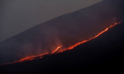 Núi lửa Etna phun trào, nhiều chuyến bay ở Ý bị hoãn lại