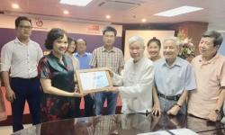 Bảo tàng Báo chí Việt Nam tiếp nhận hiện vật từ Tổng Biên tập cao tuổi nhất làng báo Việt Nam