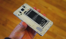 Samsung sẽ thiết kế pin rời cho smartphone phân khúc giá rẻ
