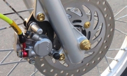 Nhiều lỗ nhỏ được trang bị trên phanh đĩa xe máy có công dụng gì?