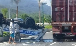 Bình Định: Va chạm với xe container khiến ô tô tuần tra lật ngửa, 2 CSGT bị thương