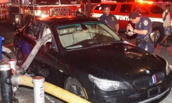 Xe BMW đỗ sai chỗ, lính cứu hỏa đập vỡ cửa kính để luồn ống nước qua