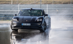 Porsche Taycan lập kỷ lục cú drift bằng xe điện dài nhất thế giới