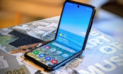 Samsung giảm giá bán mẫu điện thoại cao cấp Galaxy Z Flip 5G