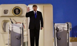 Khoảnh khắc Tổng thống Mỹ Donald Trump đặt chân xuống Hà Nội