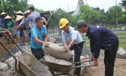 Hỗ trợ 300 triệu đồng đường cho giáo dân xứ Dũ Lộc làm đường nông thôn