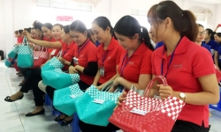 Đà Nẵng: Tặng 1.000 giỏ đi chợ cho chị em công nhân chống rác thải nhựa