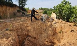 Sóc Sơn (Hà Nôi): Phát hiện nhiều hố nghi chôn rác thải nguy hại trái phép