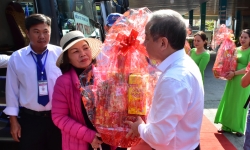 Chủ tịch tỉnh Thừa Thiên Huế tặng quà tết cho tài xế và hành khách, tại các bến xe, ga tàu.  