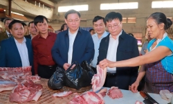 Phó Thủ tướng Vương Đình Huệ đi khảo sát, mua thực phẩm tại chợ Vinh