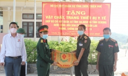 Trao tặng trang thiết bị y tế để đất nước bạn Lào phòng, chống dịch Covid-19