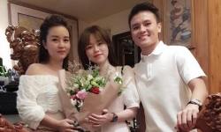 Huỳnh Anh, Quang Hải cùng mặc đồ trắng dự tiệc sinh nhật, trao nhau những hành động tình cảm