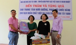 Hội Nhà báo Tây Ninh và Báo Pháp luật Việt Nam tặng quà cho nạn nhân chất độc da cam