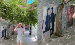 Độc lạ: Á hậu Thanh Tú trang trí cổng nhà bằng ảnh cả chồng lẫn con