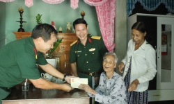 Bộ CHQS tỉnh Thừa Thiên Huế thăm, tặng quà cho Mẹ Việt Nam Anh hùng 