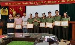 Trao kỷ niệm chương “Vì sự nghiệp báo chí Việt Nam” cho hội viên Chi hội Nhà báo Báo CAND