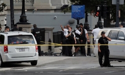 Bản tin Công luận 24h: Nổ súng bên ngoài Nhà Trắng, mật vụ Mỹ hộ tống Tổng thống Trump rời họp báo