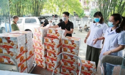 Báo An ninh Thủ đô trao tặng sản phẩm nước uống cho y bác sĩ Bệnh viện CATP Hà Nội