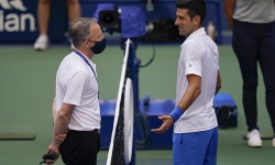 Đánh trúng trọng tài, tay vợt số 1 thế giới Djokovic bị loại khỏi US Open