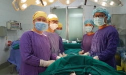 Ca hiếm Bệnh viện Việt Đức: Phẫu thuật lấy dao, máy lửa trong dạ dày bệnh nhân