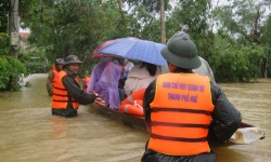 Bộ CHQS tỉnh Thừa Thiên Huế giúp nhân dân ứng phó với lũ dữ