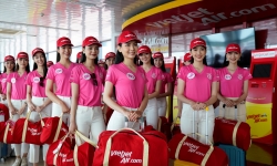 Dàn thí sinh Hoa hậu Việt Nam thu hút chú ý khi xuất hiện tại sân bay Nội Bài