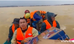 Bị chỉ trích vì quăng quà cứu trợ, Hồ Việt Trung lên tiếng