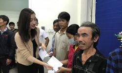 Hoa Hậu Việt Nam có mặt tại Huế, trao quà cứu trợ người dân bão lũ