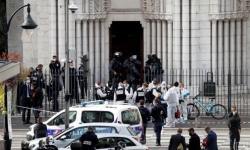 Một phụ nữ bị chặt đầu và hai người khác bị giết ở Pháp