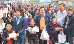 Báo SGGP cùng nhà hảo tâm trao quà hỗ trợ 710 hộ dân ở vùng lũ miền Trung