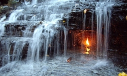 Bí ẩn về ngọn lửa vĩnh cửu cháy trong thác nước ở Mỹ