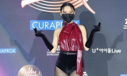Hwasa gây tranh cãi về trang phục tại thảm đỏ Grammy Hàn Quốc 2021