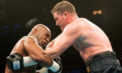 Quá bực tức vì thua trận, Mike Tyson cắn bầu ngực đối thủ