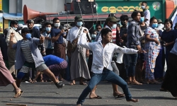 Myanmar: Quân đội tấn công người biểu tình chống đảo chính