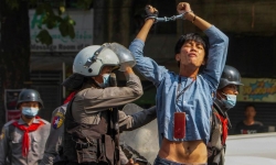 Cảnh sát Myanmar mở cuộc đàn áp quy mô nhất, một phụ nữ thiệt mạng