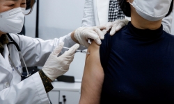 Hai y tá Hàn Quốc dương tính Covid-19 sau khi tiêm vắc xin