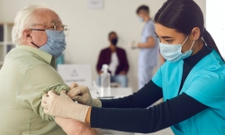 Đức cho phép tiêm vắc xin COVID của AstraZeneca với người trên 60 tuổi