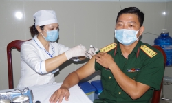 Tiến hành tiêm vắc xin phòng ngừa Covid-19 cho cán bộ, chiến sỹ tại Bạc Liêu