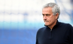 HLV Jose Mourinho thoát cảnh thất nghiệp