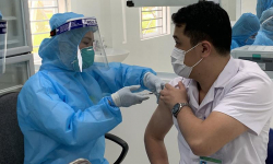 Thi tốt nghiệp THPT: Ưu tiên tiêm vaccine phòng COVID-19 cho giám thị