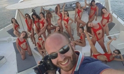 Đấu giá video hậu trường chụp ảnh khỏa thân trên ban công của dàn người mẫu ở Dubai
