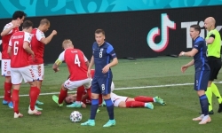 Tiền vệ Eriksen đổ gục giữa trận Đan Mạch - Phần Lan tại bảng B VCK Euro 2021