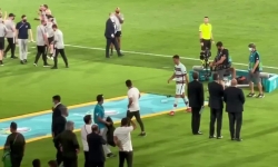 Ronaldo thất vọng, đá bay tấm băng đội trưởng Bồ Đào Nha