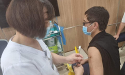 Bộ trưởng Bộ Y tế: Đẩy nhanh tiến độ tiêm chủng vaccine phòng COVID-19