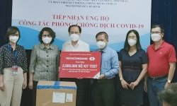 Techcombank trao tặng 2 triệu bộ kit test COVID-19 cho TP. Hồ Chí Minh