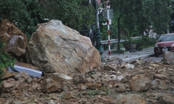 Bình Định: Sạt lở núi, đá rơi xuống đường, khiến 3 người bị thương