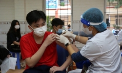 Hà Nội: Tạm dừng tiêm cho học sinh 2 lô vaccine được gia hạn thêm 3 tháng