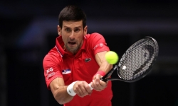 Tay vợt Djokovic giúp Serbia lọt vào bán kết Davis Cup