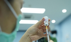 Cà Mau tăng tốc tiêm vaccine cho trẻ, mở rộng đối tượng điều trị F0 tại nhà